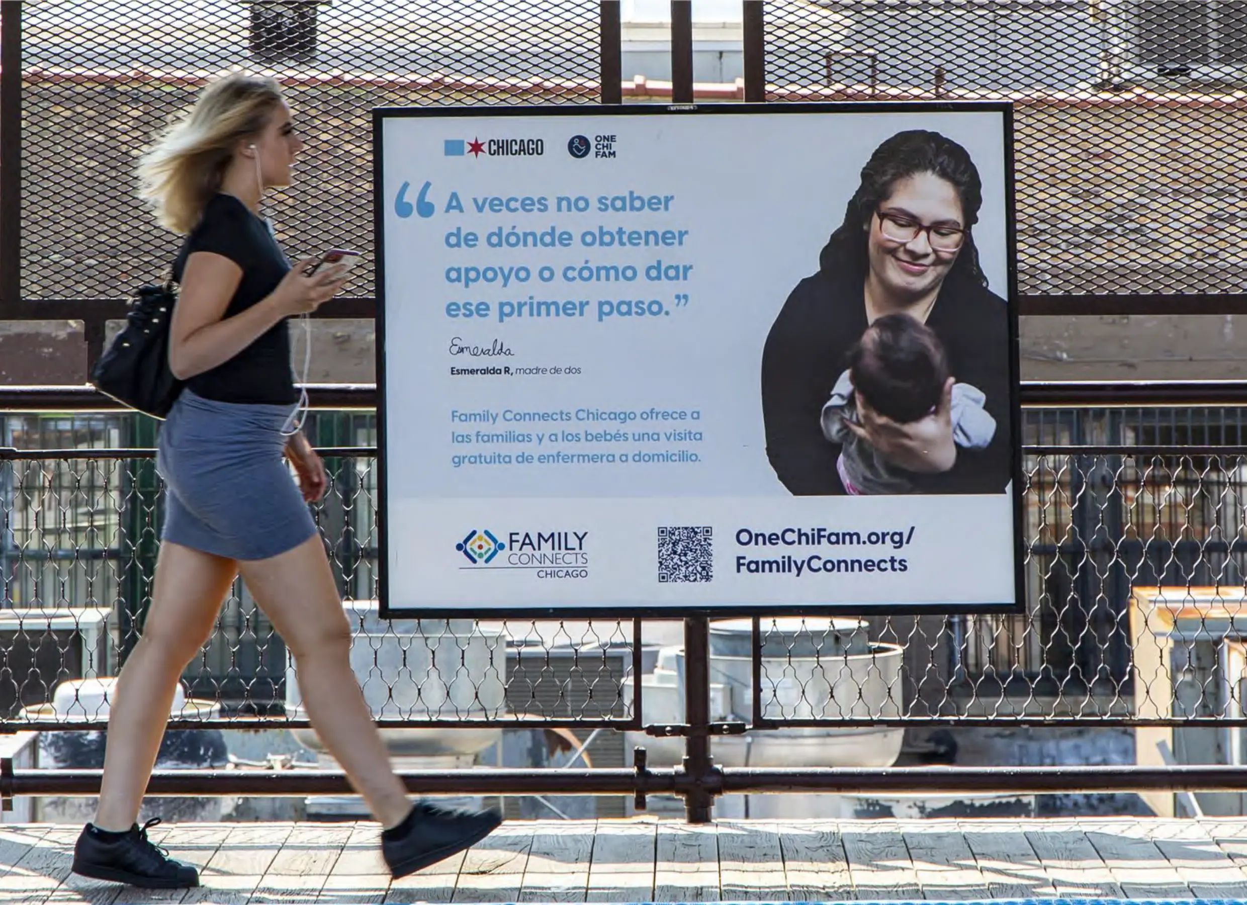 Family Connects Chicago ad on a CTA platform in Spanish
